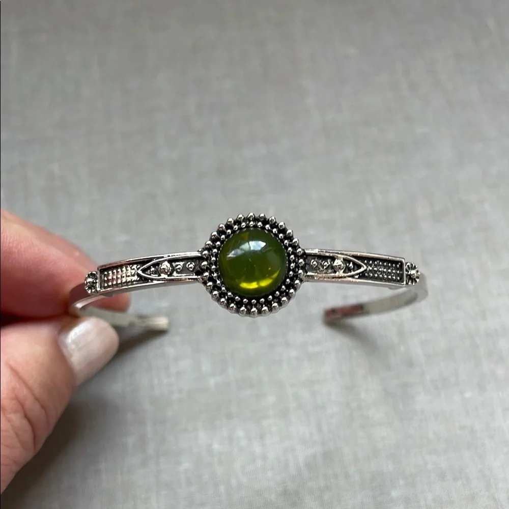 NWOT Silvertone Green Bracelet